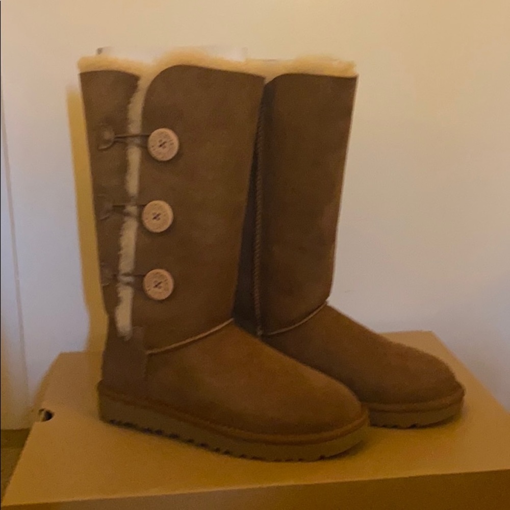 UGG Bailey Button Triple II Boots in Chestnut SZ 8